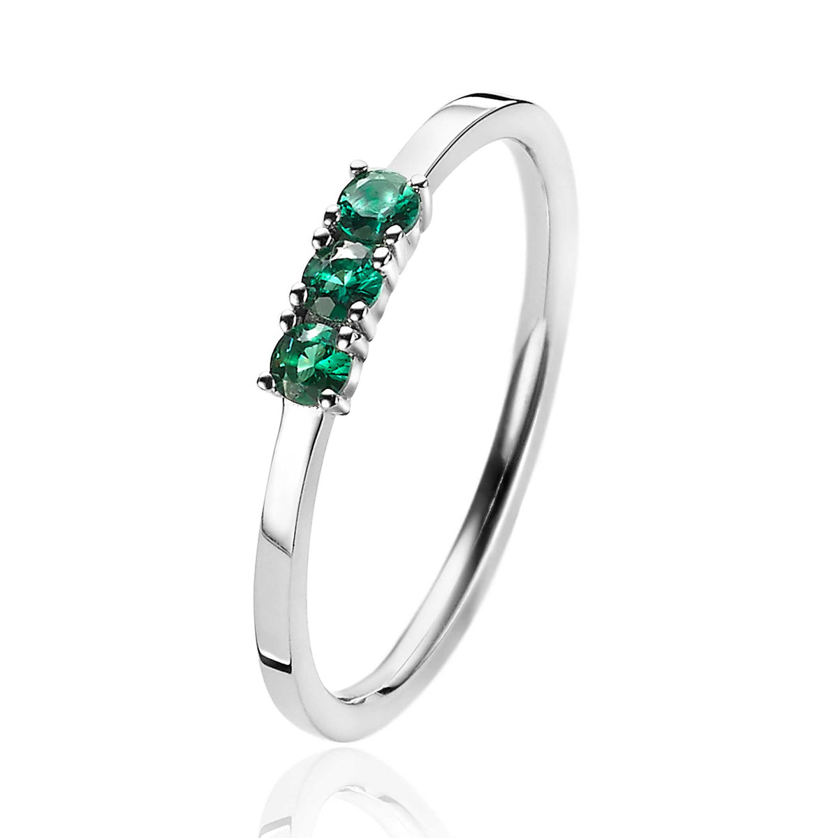 Zilveren ring met drie groene stenen in een eenvoudige setting.