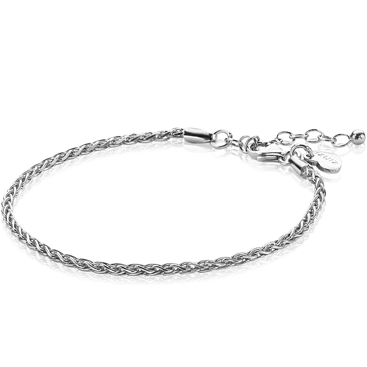 De Zinzi Armband Zilver Zia1931 is een delicate zilveren armband met een gedraaid touwontwerp met verstelbare schakels, 2 mm breed en versierd met een ovaal label bij de sluiting. De zilverkleurige afwerking valt op tegen de witte achtergrond en benadrukt de ingewikkelde details.