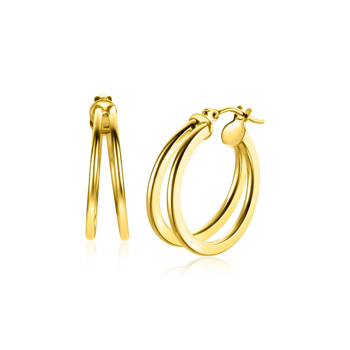 Gouden oorbellen met drie ringen in verschillende maten en een sluiting.