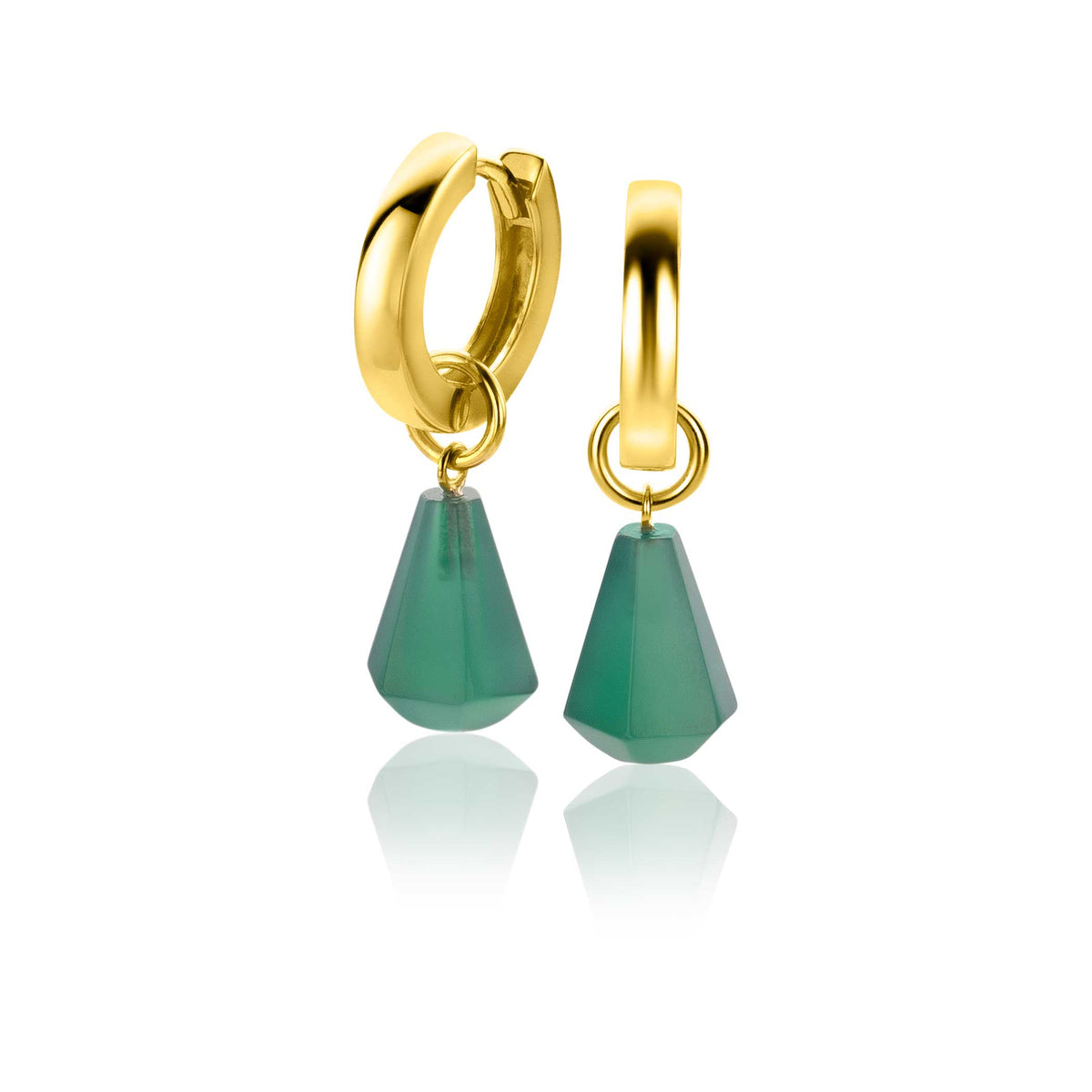 Gouden oorbellen met een groene, facetterende druppelvormige hanger.