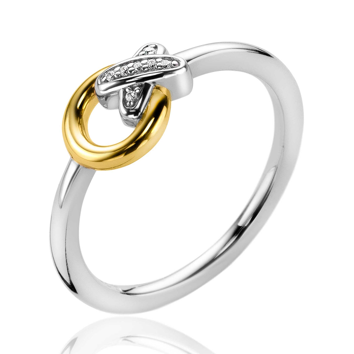 Zilveren ring met een gouden, opengewerkte schakel en kleine steentjes.