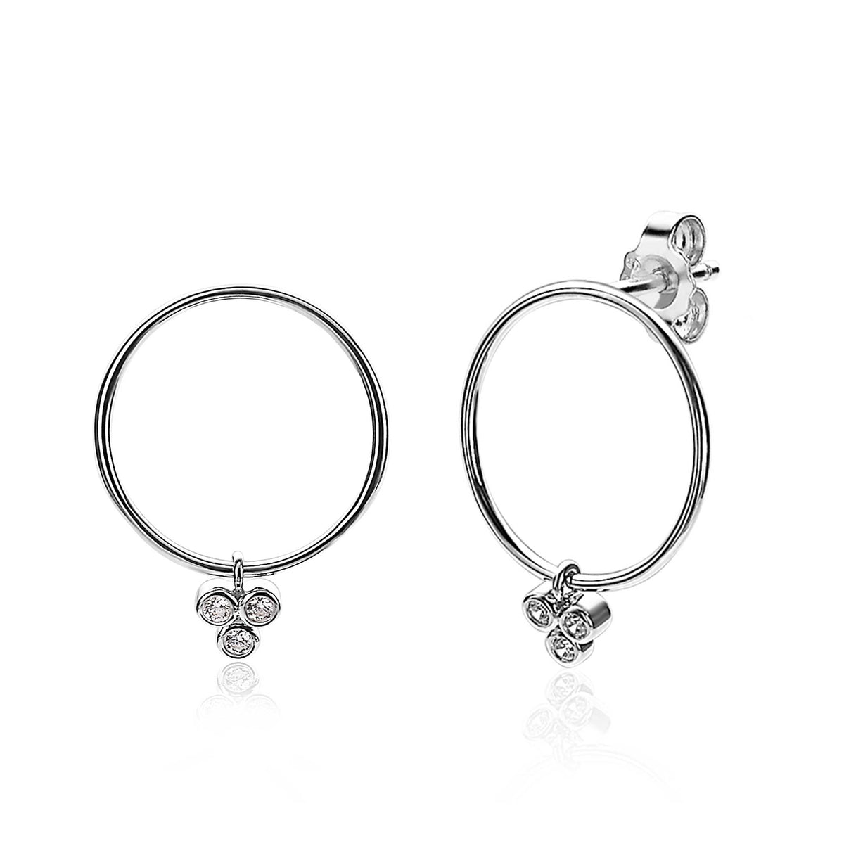 Zilveren oorbellen met een ronde ring en een bloemvormige hanger met steentjes.