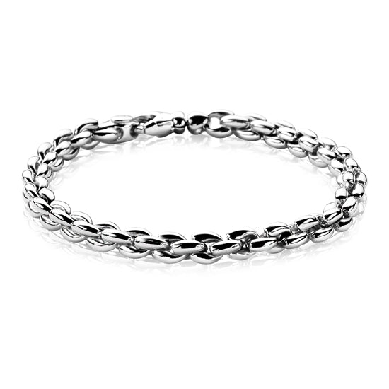 Een close-up van de Zinzi Armband Zilver Zia1205 is geplaatst tegen een witte achtergrond, waarbij de gepolijste, in elkaar grijpende ovale schakels zichtbaar zijn. Deze armband van 19 cm heeft een elegant ontwerp met een veilige sluiting, ideaal om elke outfit te verfijnen.