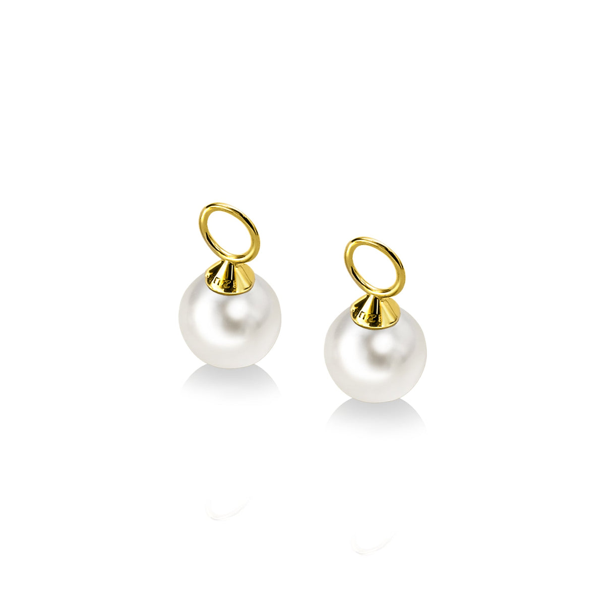 Gouden oorbellen met een witte parel en een eenvoudige, ronde hanger.