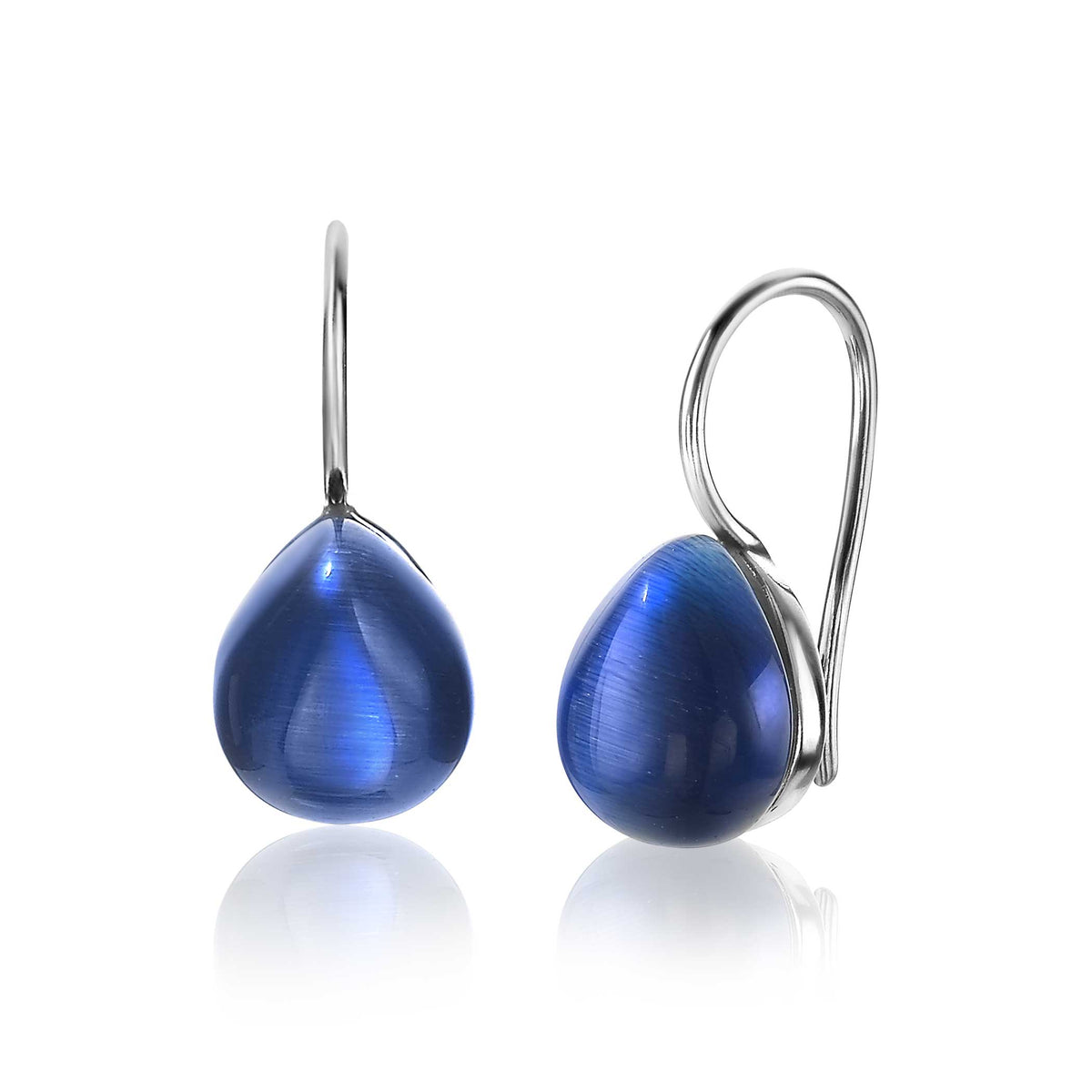 Zilveren oorbellen met een druppelvormige, blauwe steen.