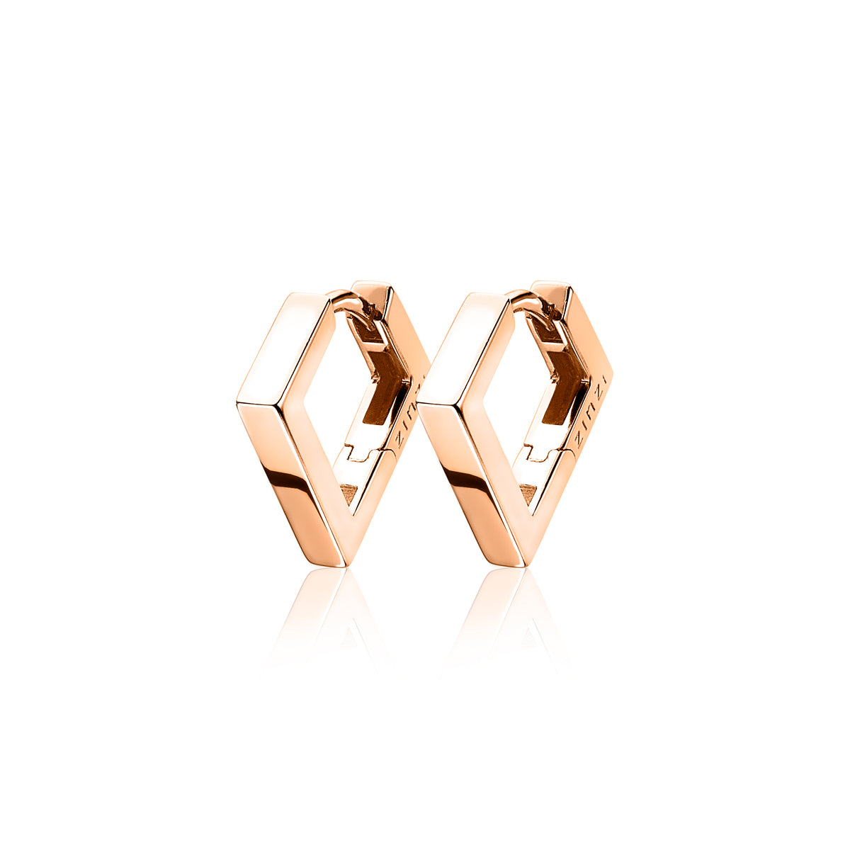 Roségouden oorbellen in een geometrische, vierkante vorm met een glanzende afwerking.