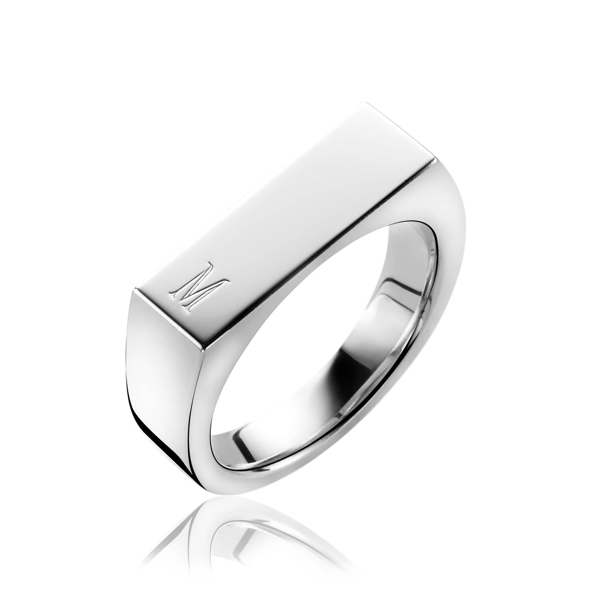 Zilveren ring met een strakke, rechthoekige vorm en een gegraveerde letter M.