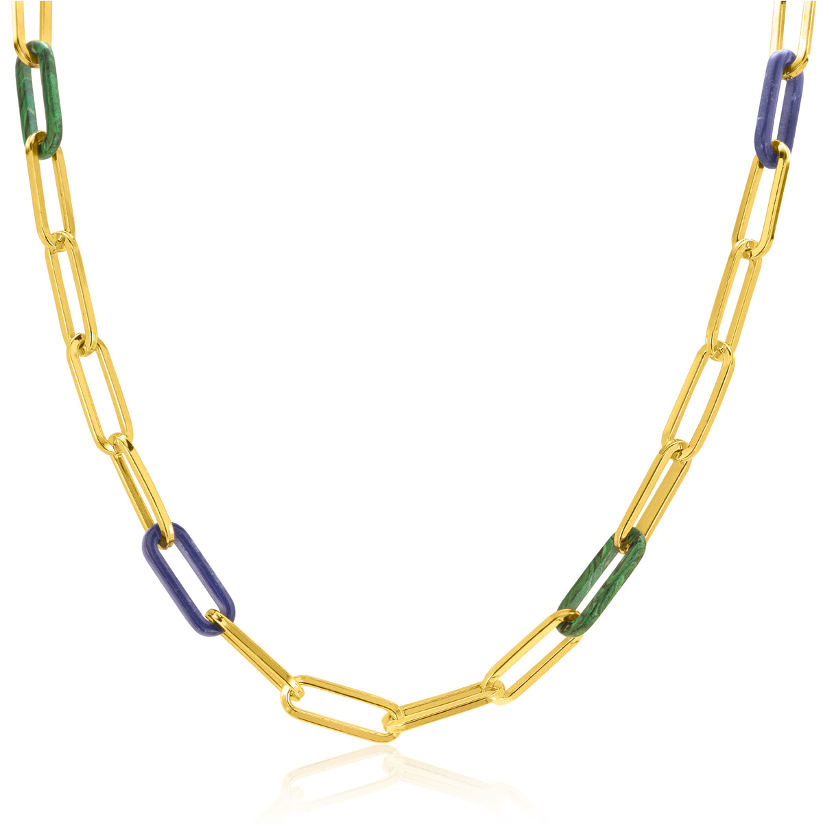 Gouden ketting met een schakelpatroon en kleurrijke accenten in groen en paars.