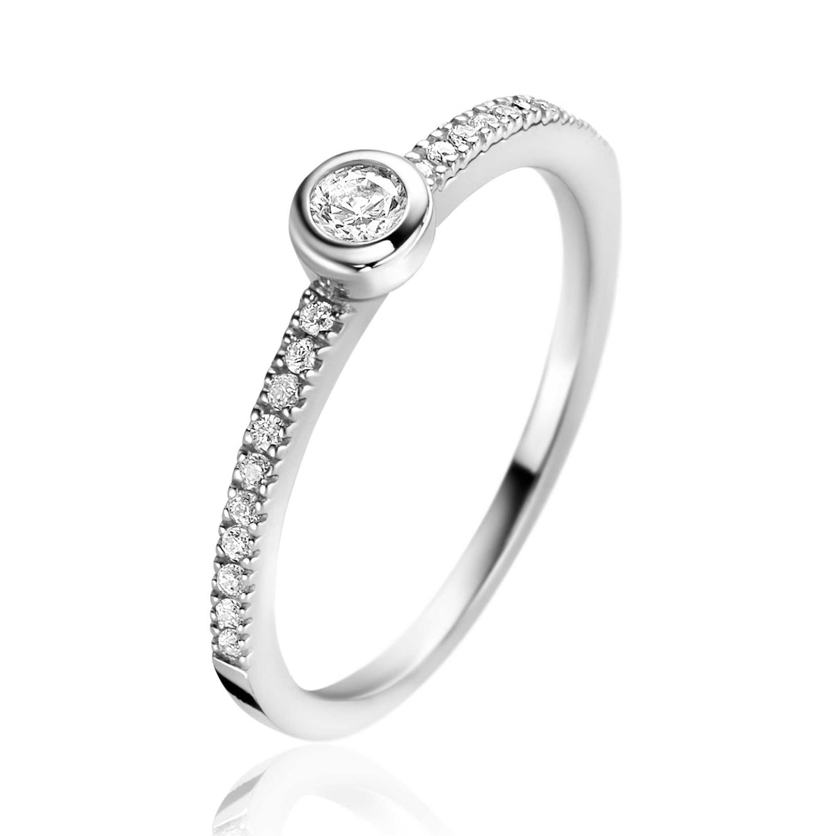 Zilveren ring met een ronde diamant in het midden en kleine steentjes aan de zijkanten.