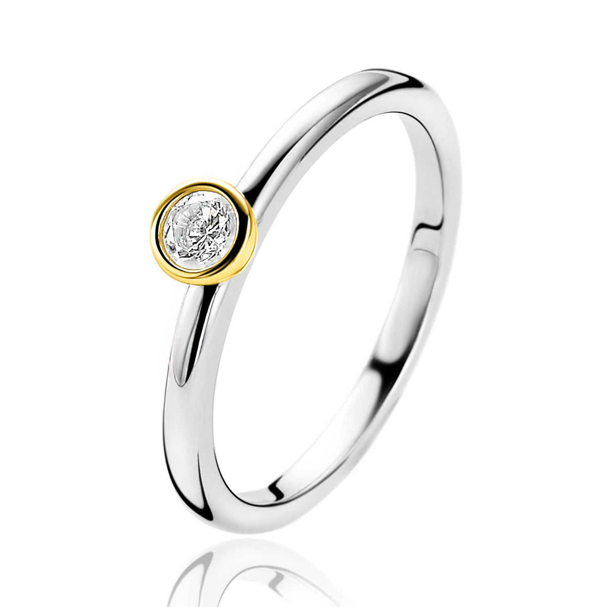 Witte zilveren ring met een gouden bezel en een heldere, ronde zirkonia.