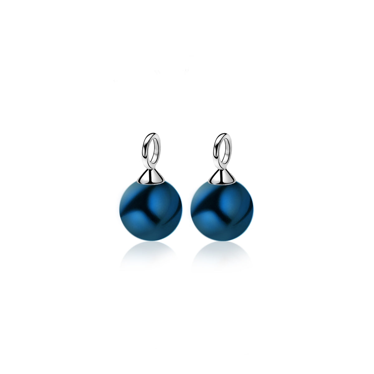 Zilveren oorbellen met een blauwe, matte bolvormige hanger en een glanzende bovenkant.