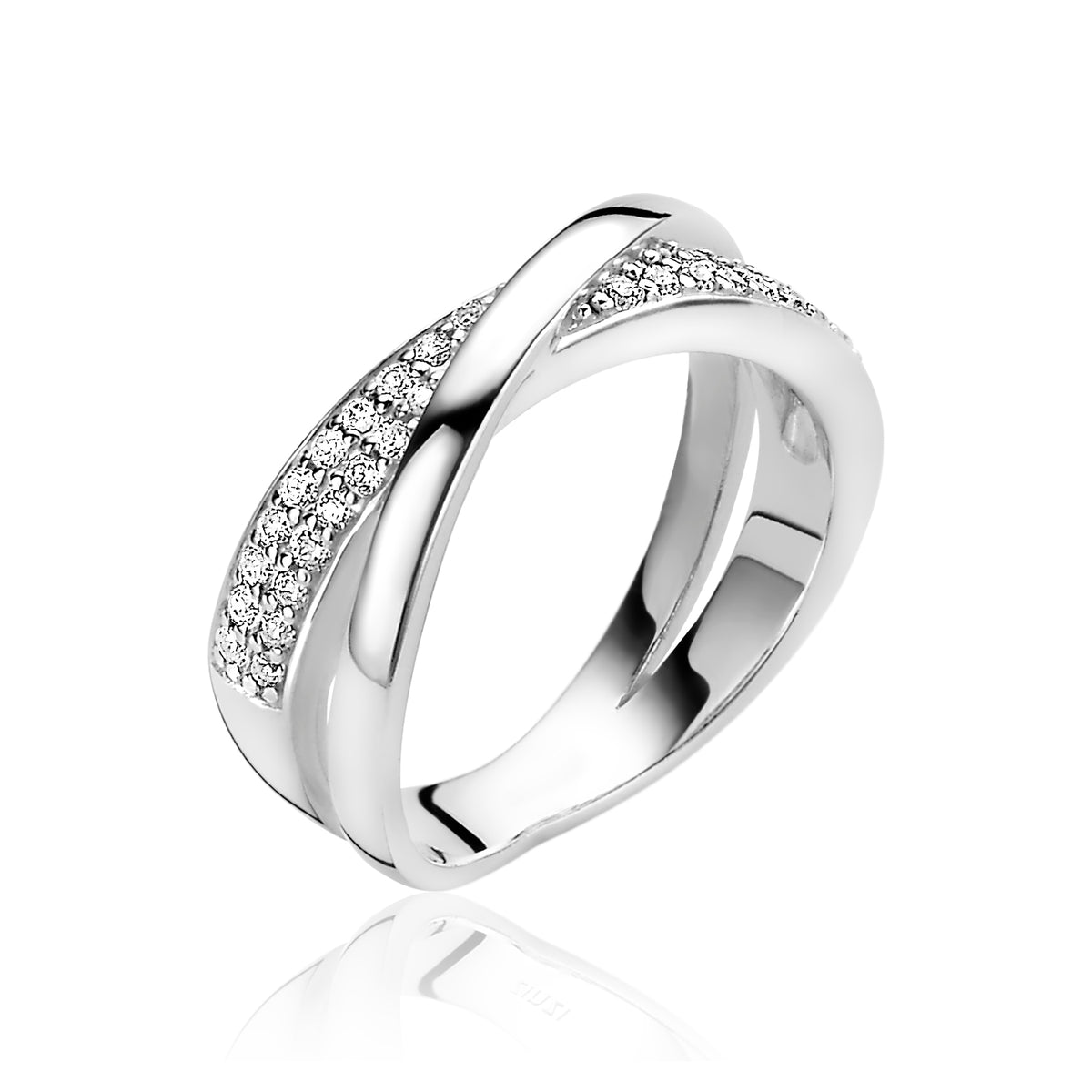 Zilveren ring met een gedraaide vorm en sprankelende zirconia-steentjes aan de zijkanten.