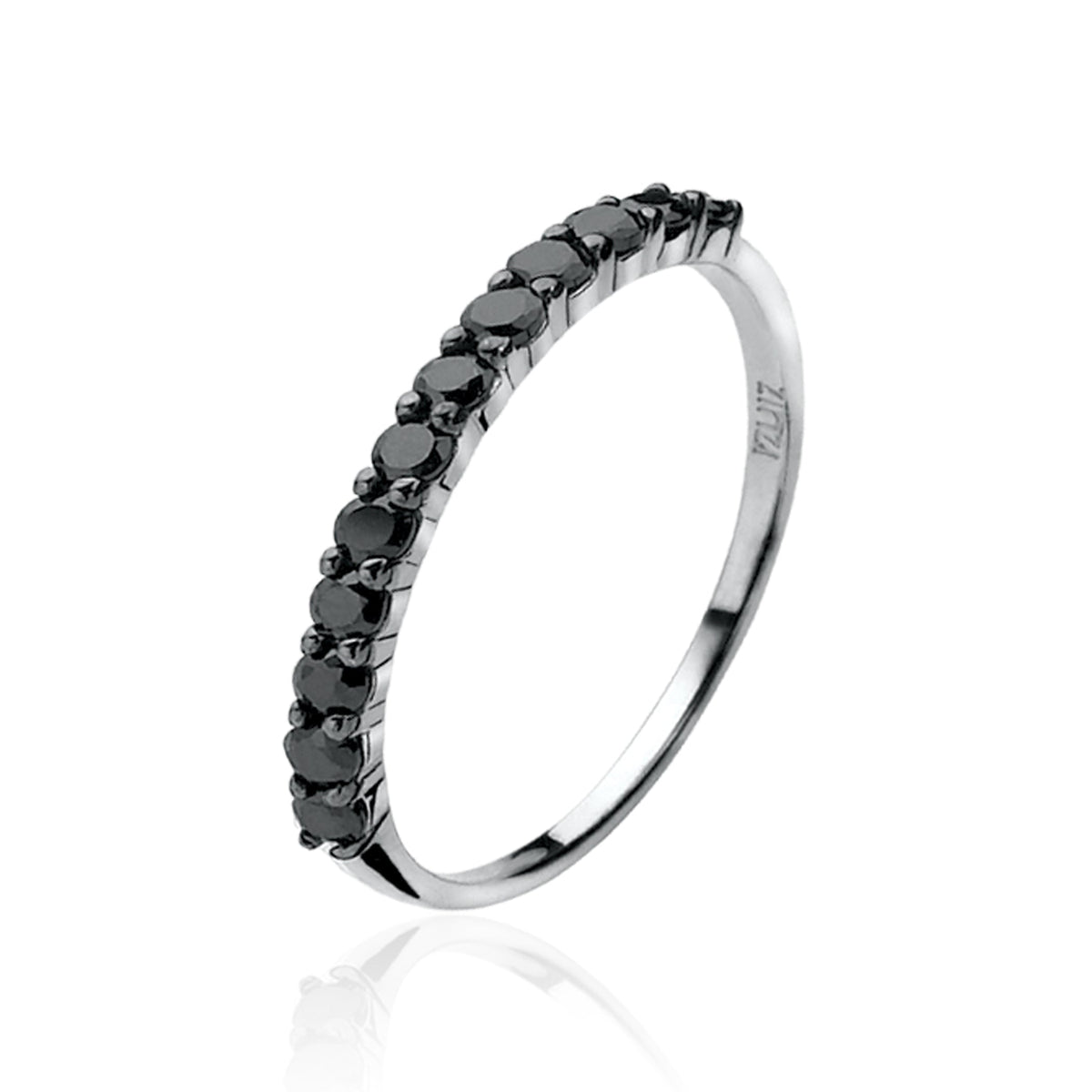Zilveren ring met zwarte steentjes in een rechte lijn.