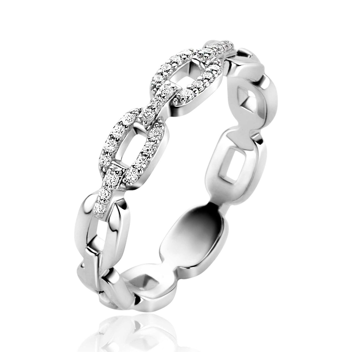 Zilveren ring met schakels en sprankelende zirconia steentjes.
