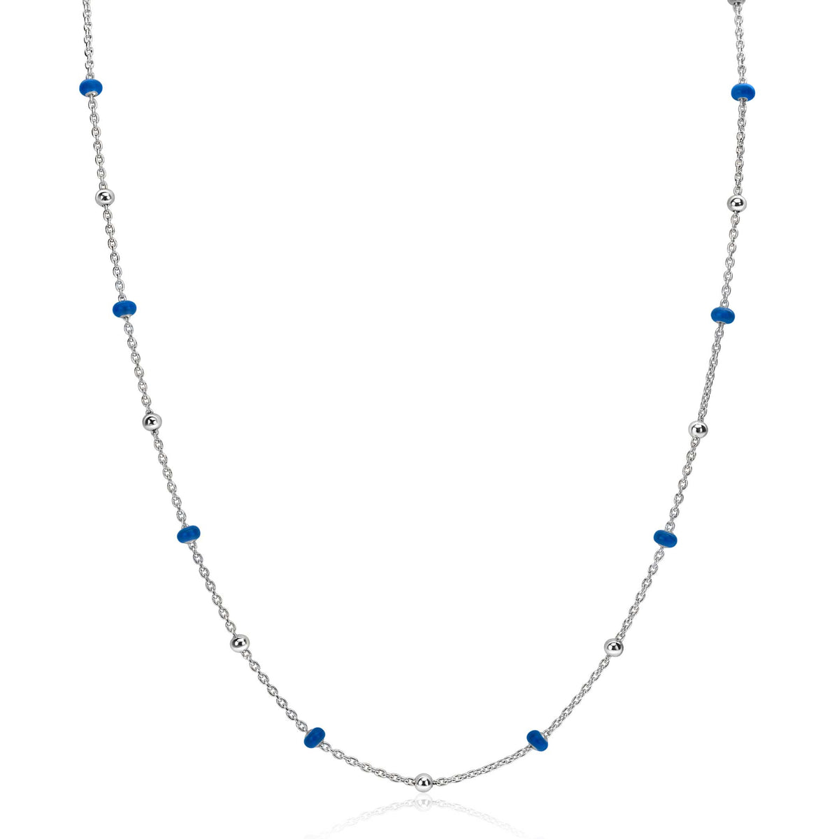 Zilveren ketting met blauwe en zilveren schijfjes in een speelse afwisseling.