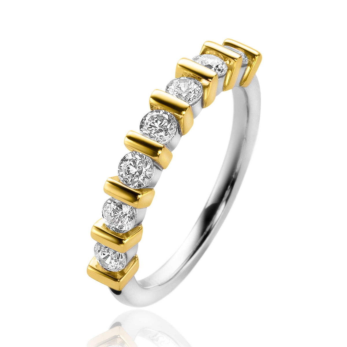 Gouden ring met zilveren band en acht ronde, heldere steentjes in een moderne zetting.