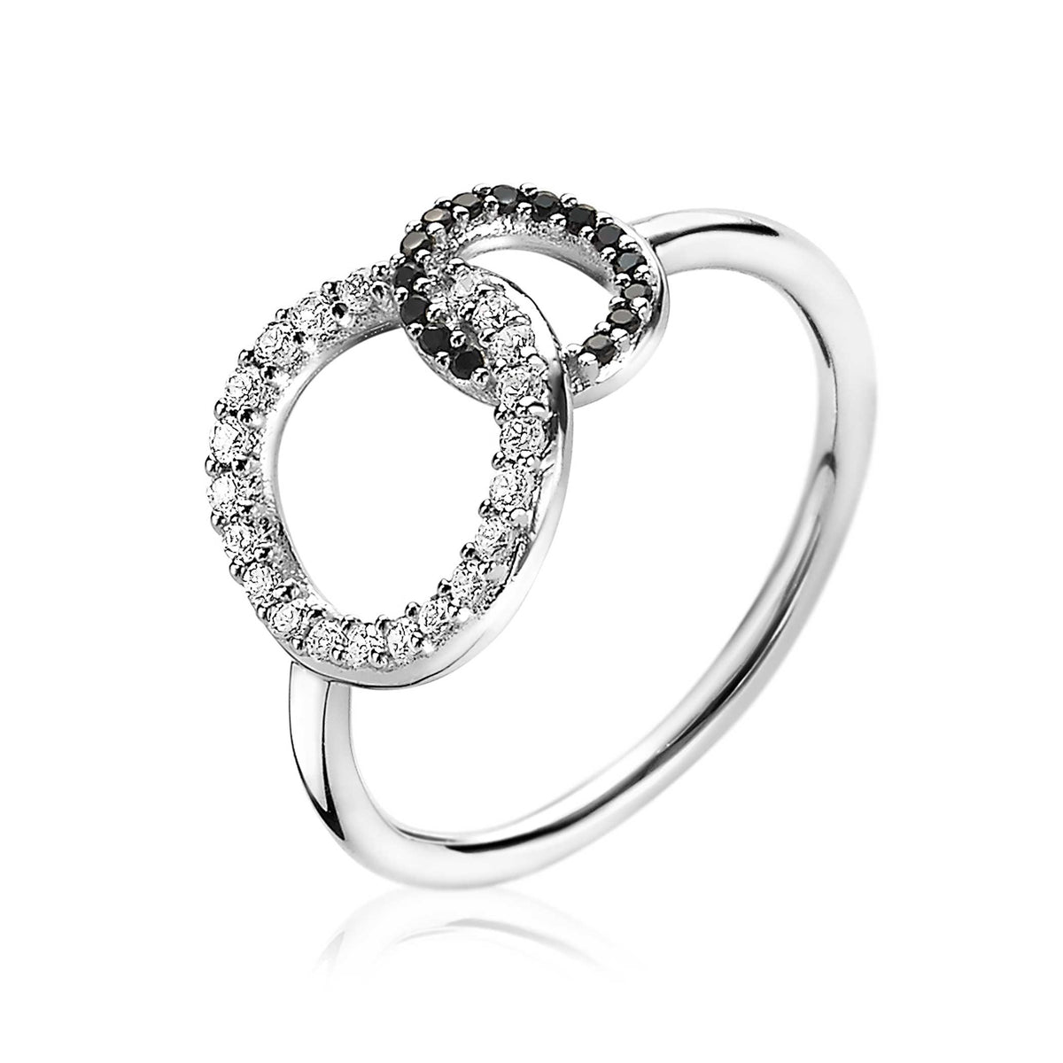 Zilveren ring met twee overlappende cirkels, bezet met witte en zwarte steentjes.
