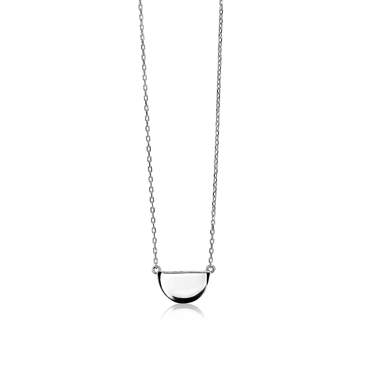 Zilveren ketting met een halve maanvormige hanger en een glanzende afwerking.