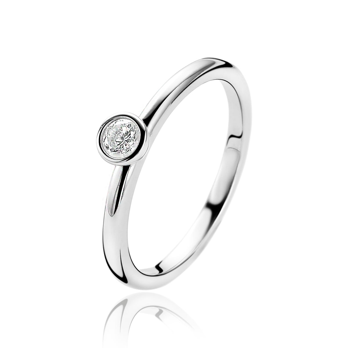 Zilveren ring met een ronde, heldere steen in een bezelzetting.