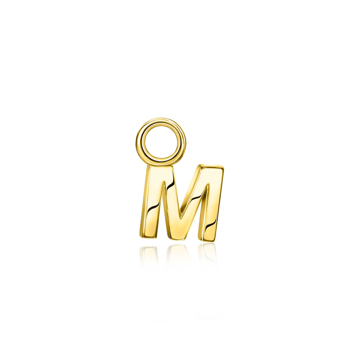 Gouden, vergulde oorbel in de vorm van de letter M met een ronde opening bovenaan.