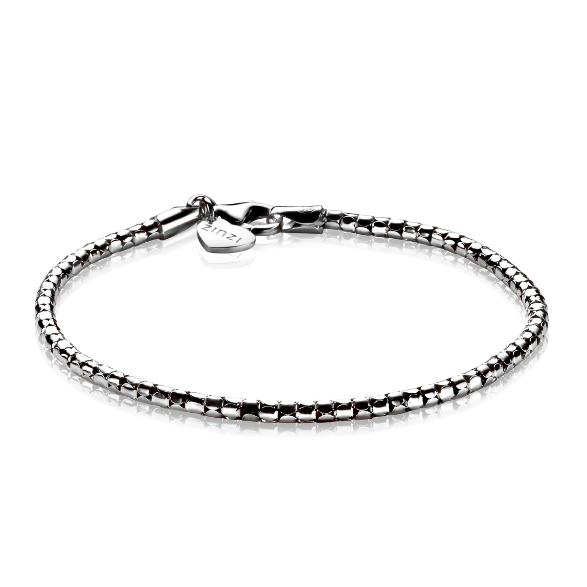 Zilveren armband met een fijne schakelstructuur en een sluiting met een hartvormig detail.