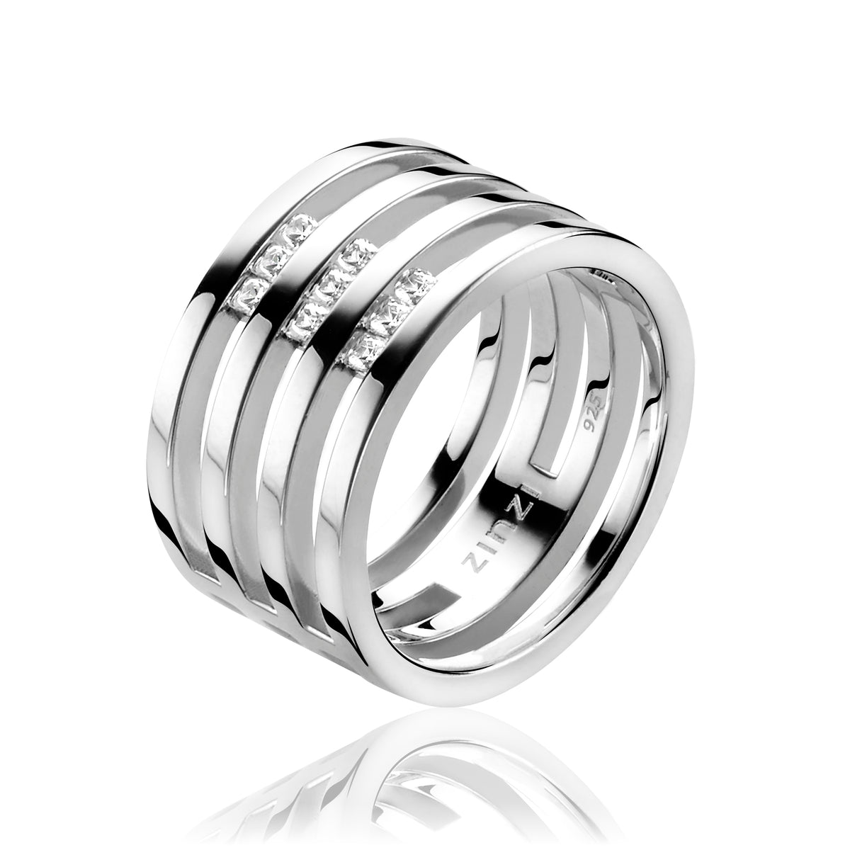Zilveren ring met meerdere ringen in een gestapeld ontwerp en subtiele tekstdetails.