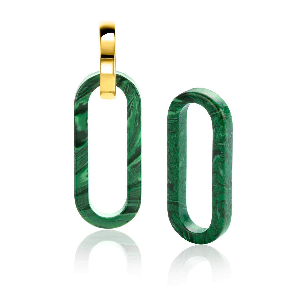 Gouden oorbellen met groene marmerachtige ovalen hangers.