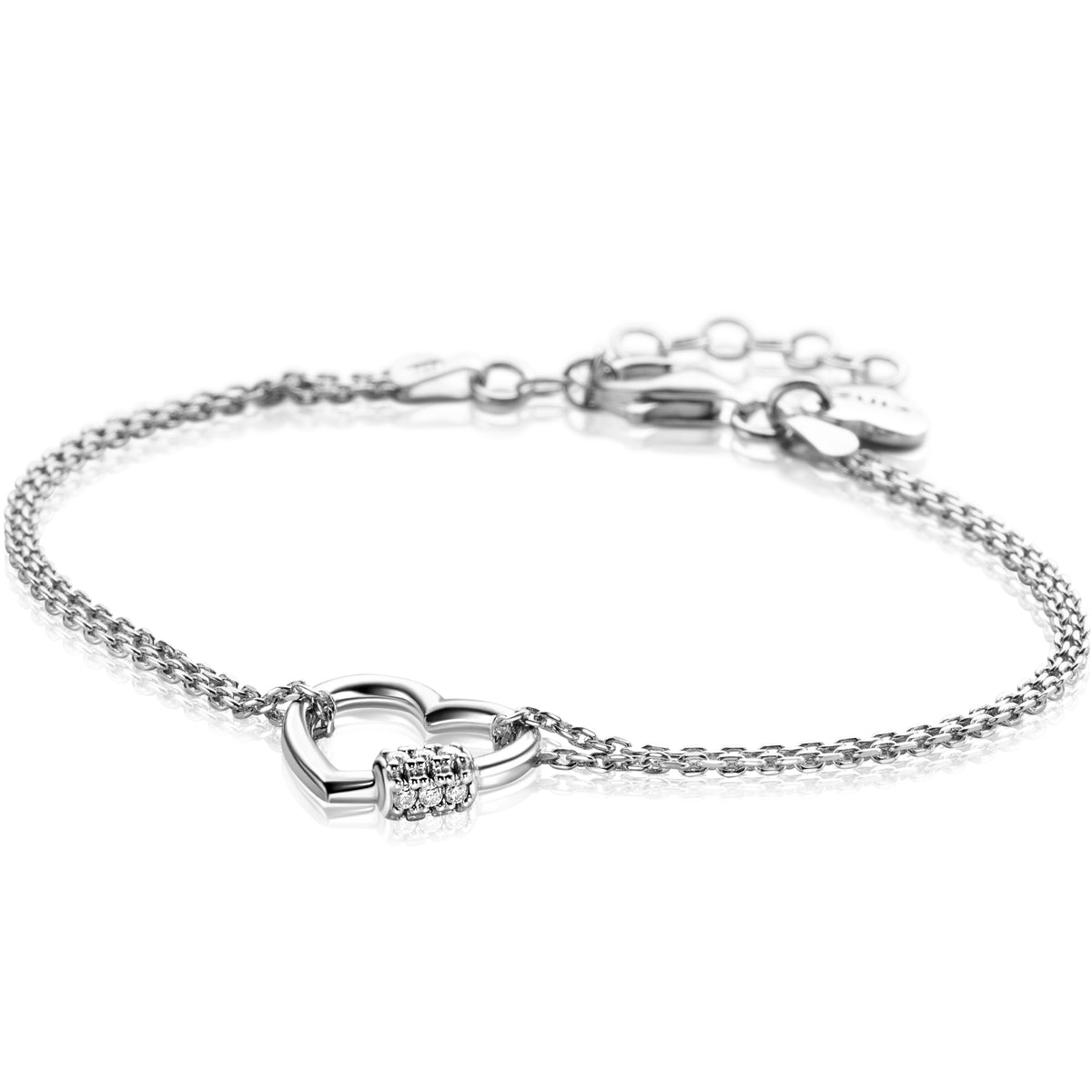Zilveren armband met een hartvormige hanger en kleine steentjes.