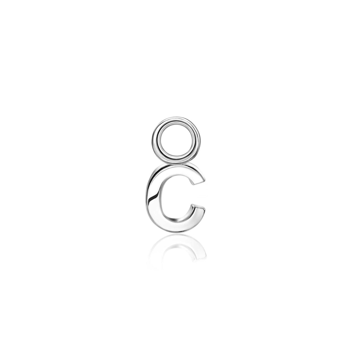 Zilveren oorbellen met een moderne, minimalistische letter C en een cirkelvormige bovenkant.