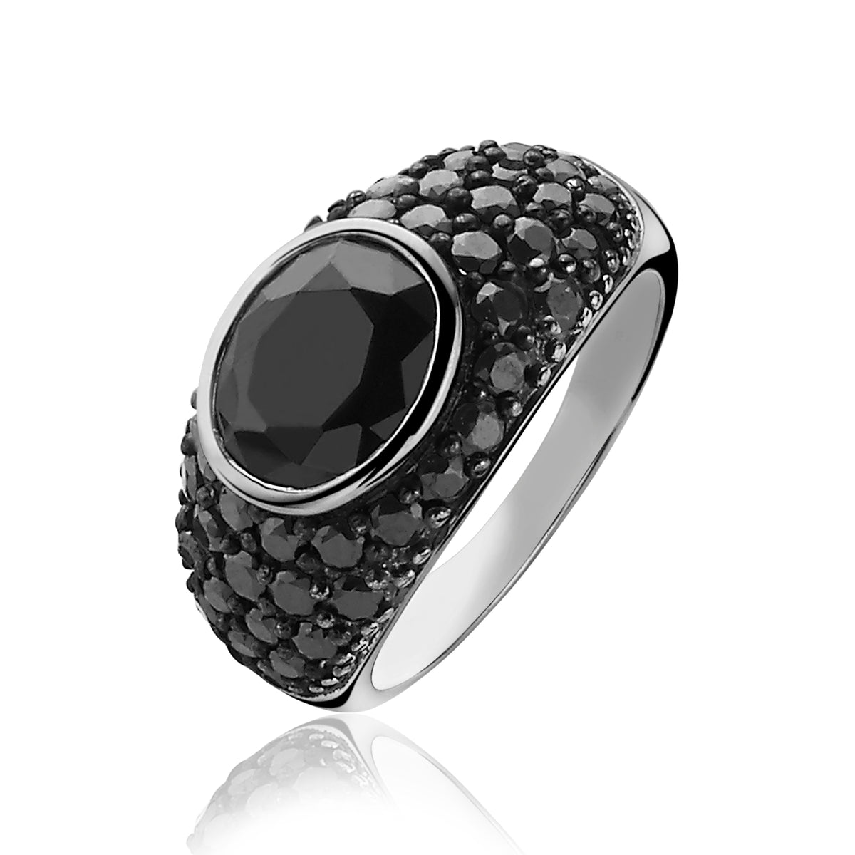 Zilveren ring met zwarte steen en zwarte zirconia, ronde vorm en glanzende afwerking.