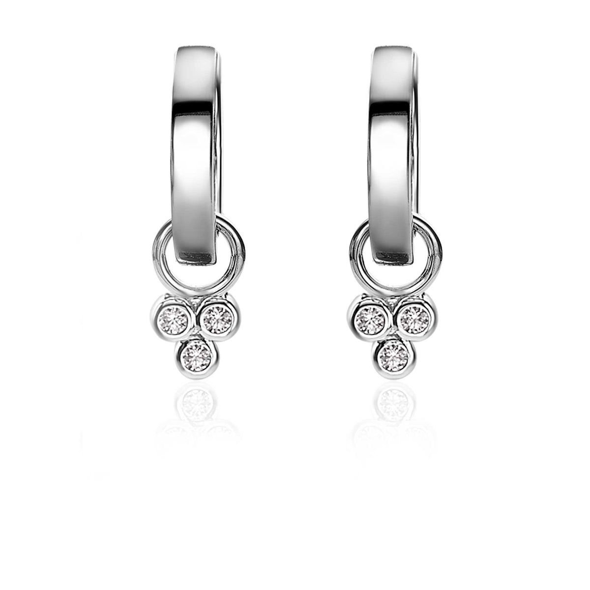 Zilveren oorbellen met een gladde ring en drie kleine, sprankelende steentjes.