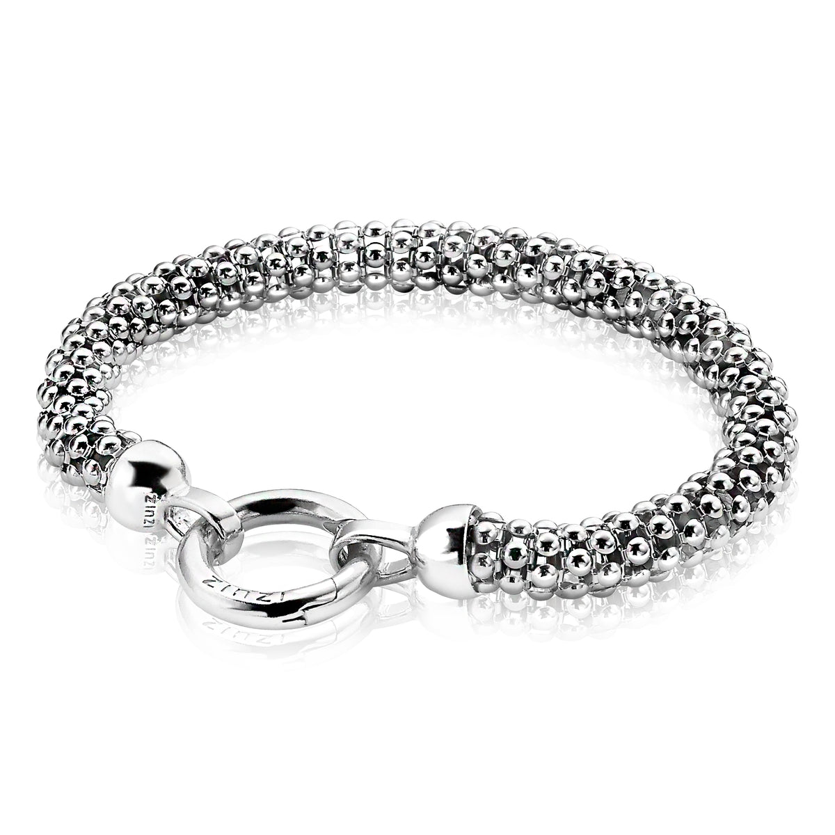 Zilveren armband met een bolletjesstructuur en een ronde sluiting.