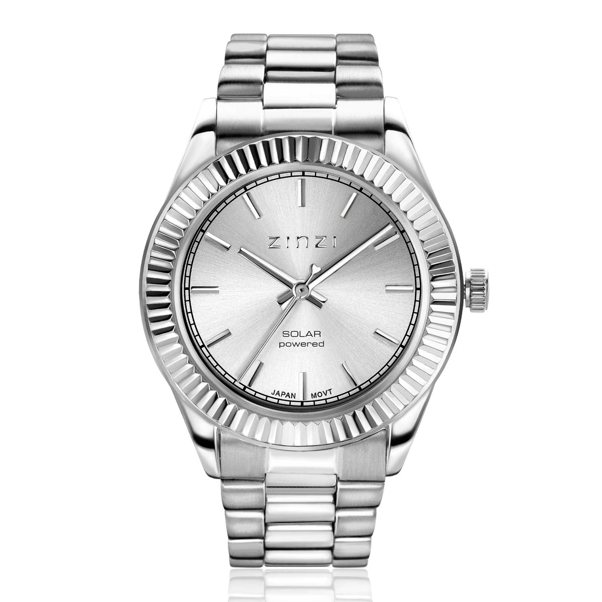 Zilverkleurig horloge van staal met een ronde wijzerplaat en een gestructureerde bezel.