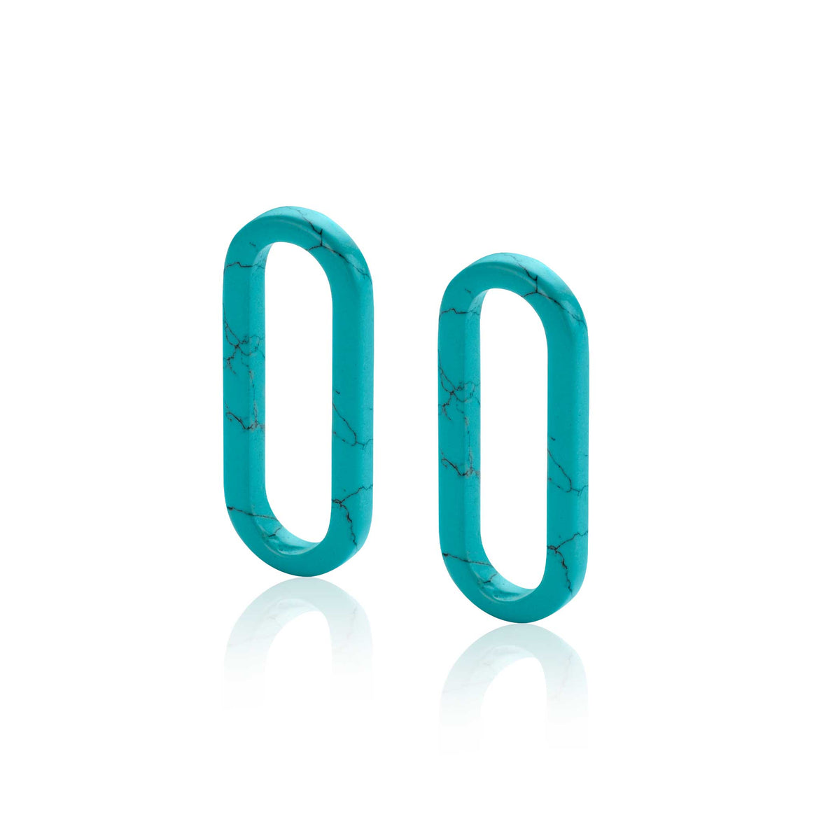 Turquoise oorbellen in een rechthoekige vorm met een marmerstructuur.