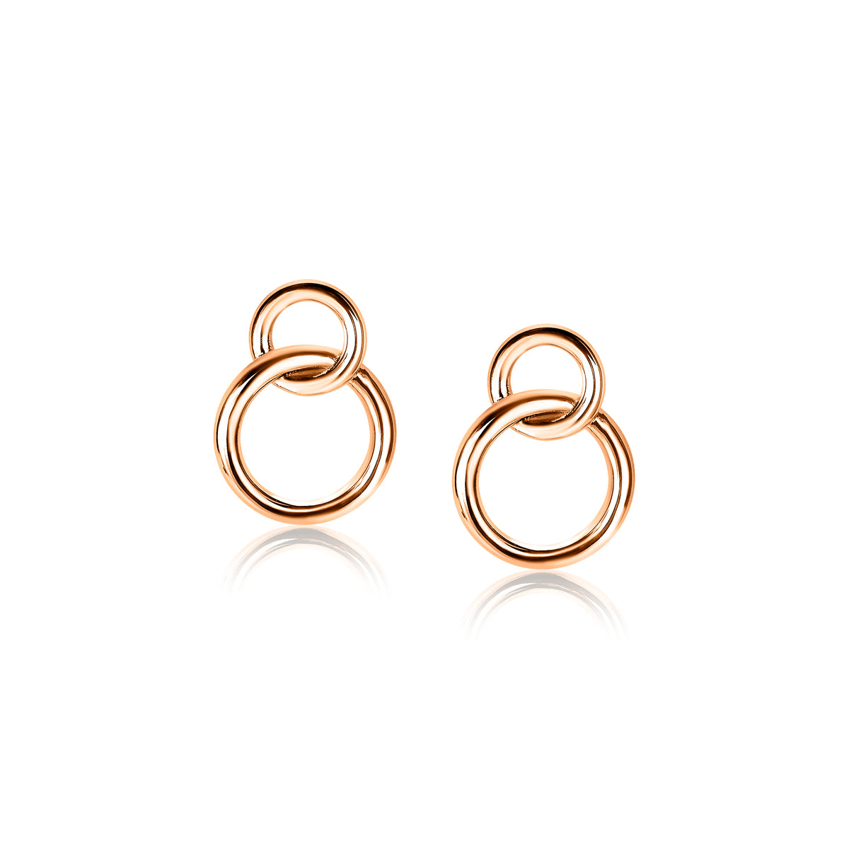 Gouden, vergulde oorbellen met twee overlappende ringen in een moderne, minimalistische stijl.