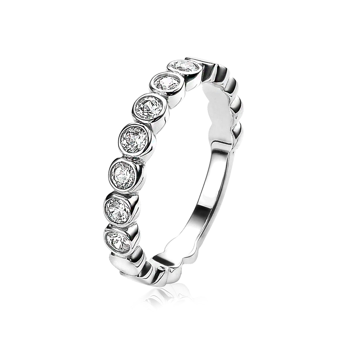 Zilveren ring met zeven fonkelende steentjes in een ronde zetting.