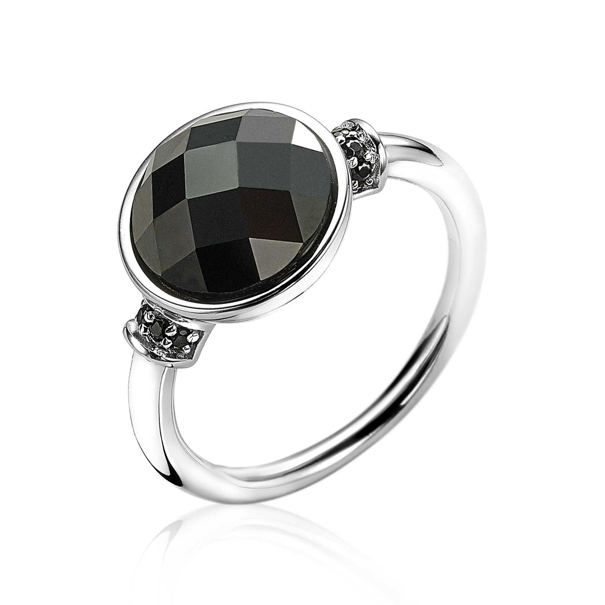 Zilveren ring met een facettaan zwarte steen en kleine zwarte steentjes aan de zijkanten.