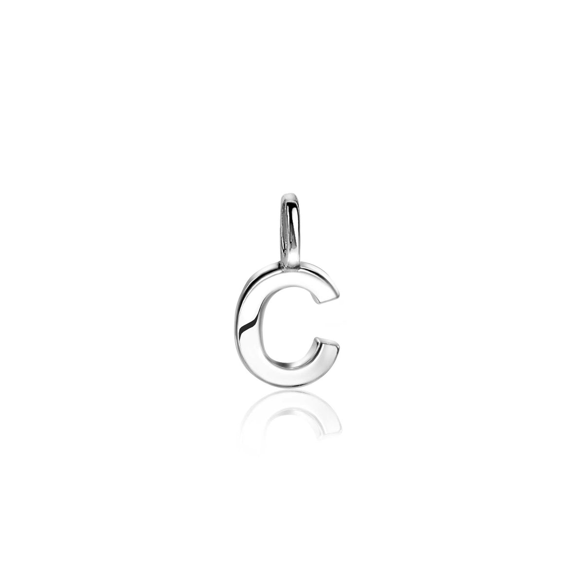 Zilveren hanger in de vorm van de letter C met een glanzende afwerking.