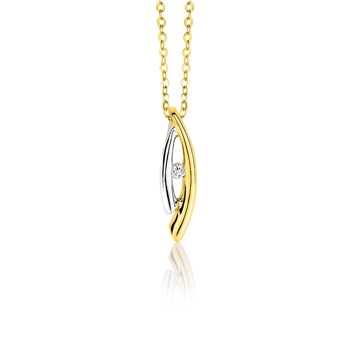 Gouden hanger met een zilveren detail en een sprankelende diamant, hangend aan een fijne ketting.