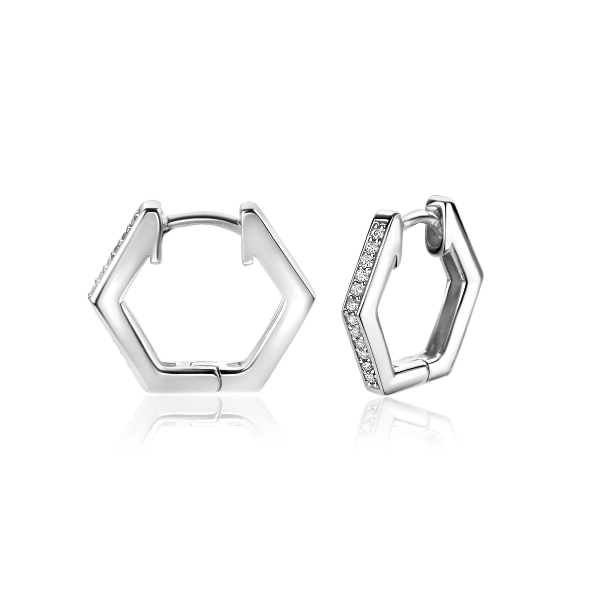 Zilveren hexagonale oorbellen met een glanzende afwerking en een rijtje steentjes aan de zijkant.