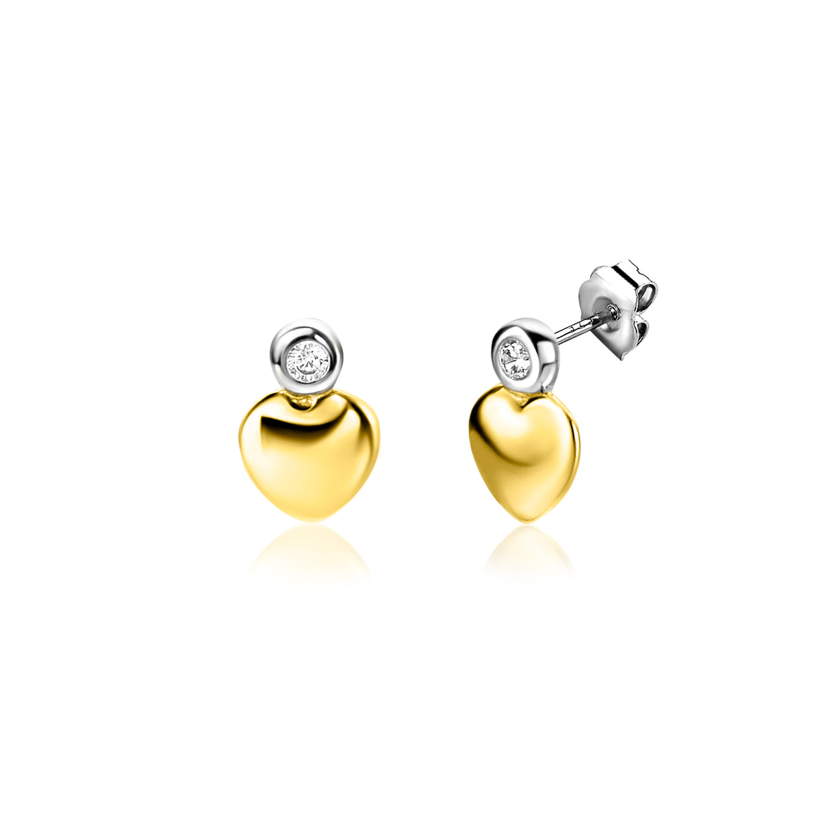 Gouden hartvormige oorbellen met een zilveren stud en een kleine heldere steen.