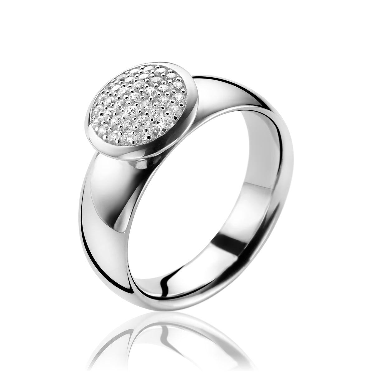 Zilveren ring met een ronde, verzilverde bovenkant bezet met kleine, sprankelende steentjes.