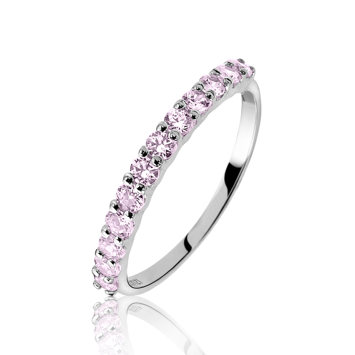 Zilveren ring met een rij van roze zirkonia steentjes aan de bovenkant.