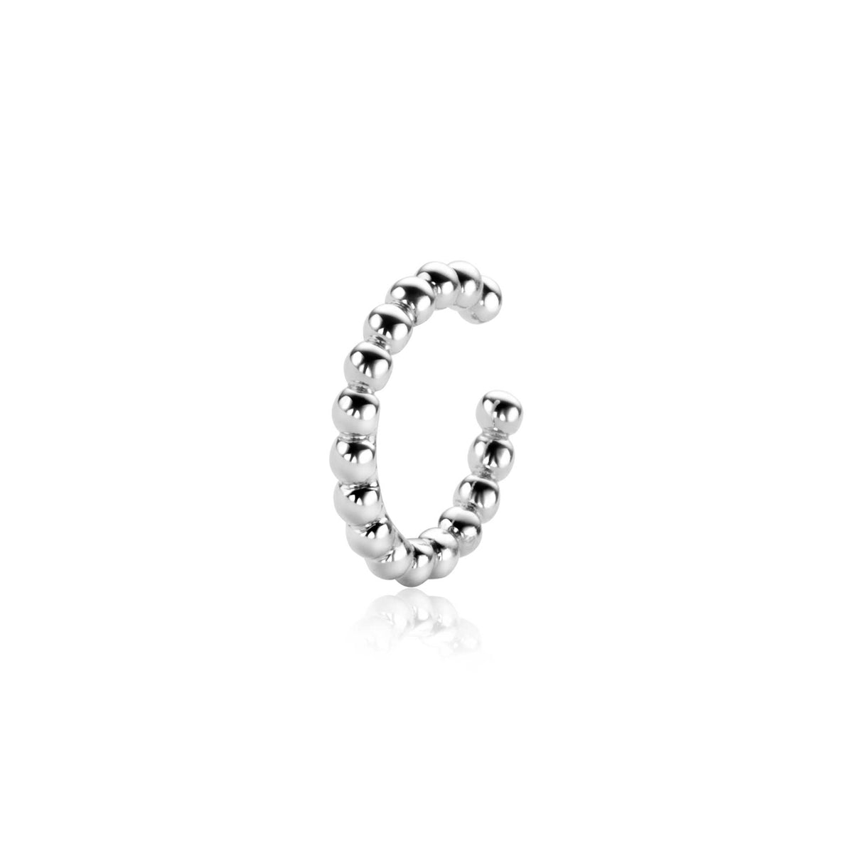 Zilveren oorbel in de vorm van een cuff met een bolletjesdesign.