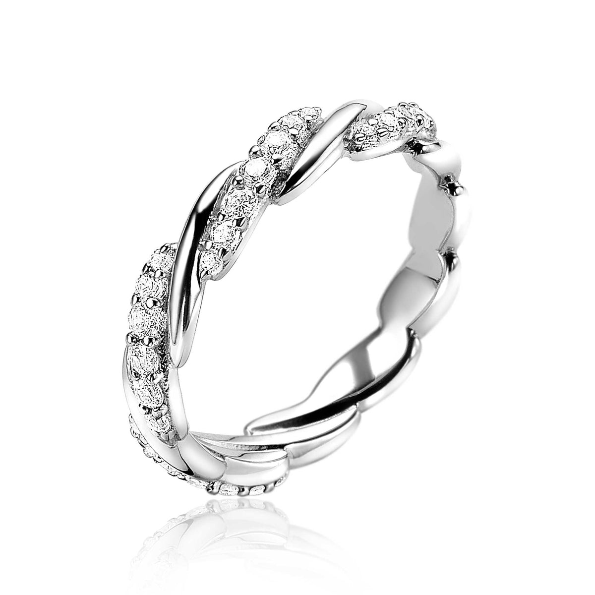 Zilveren ring met een gedraaid ontwerp en heldersteentjes aan de zijkanten.