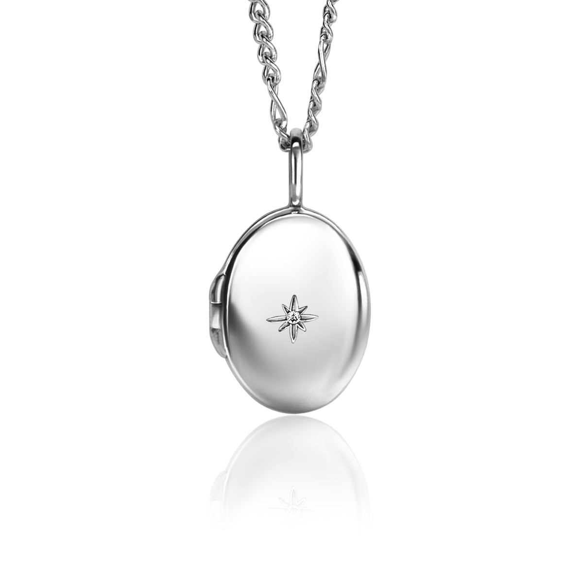 Zilveren hanger in ovale vorm met een stervormig detail en een ketting.