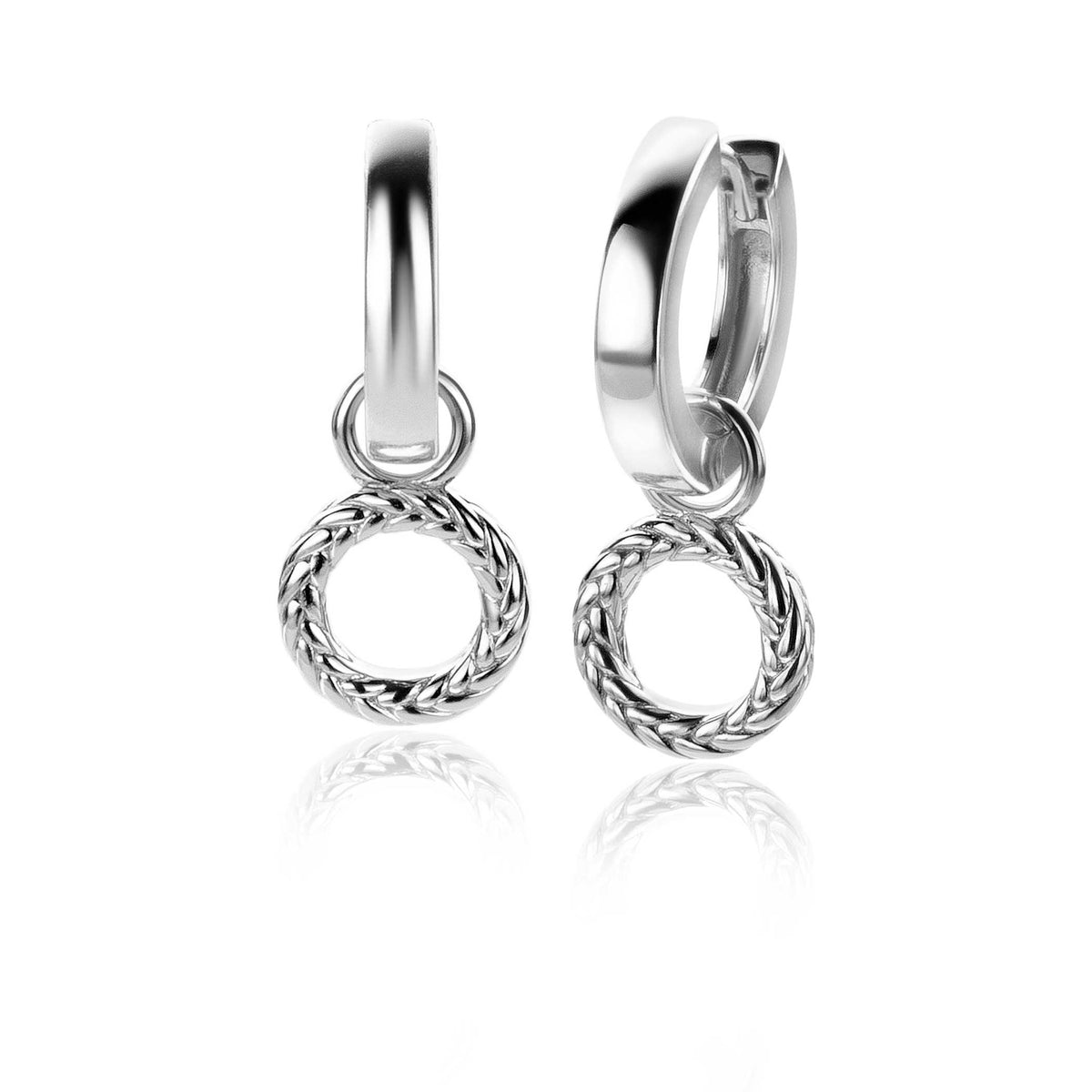 Zilveren oorbellen met een gevlochten ring en een hangende schakel.