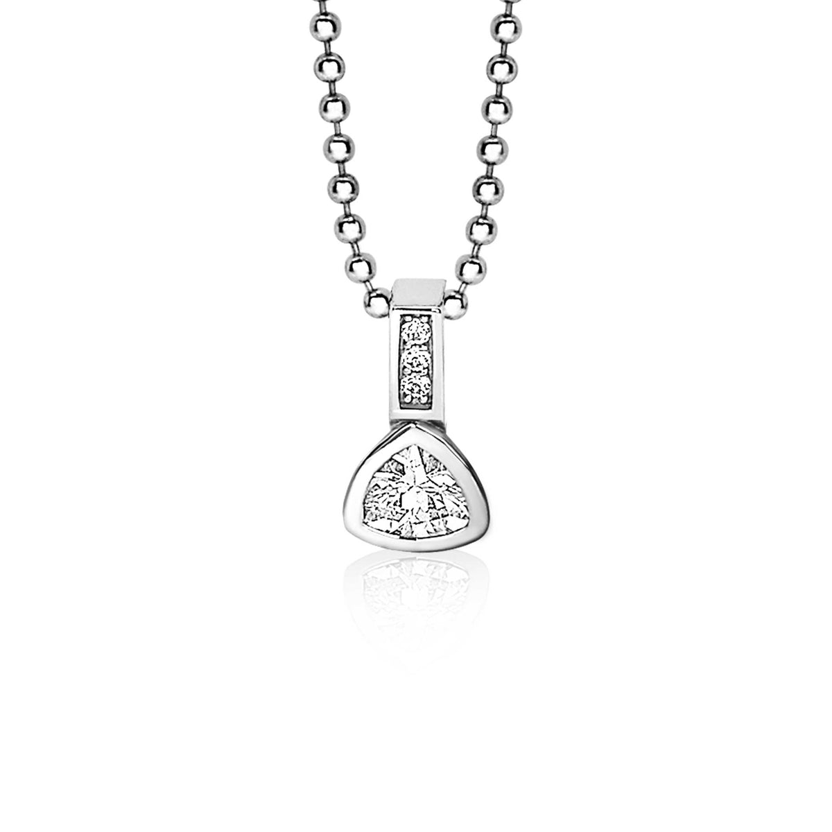 Zilveren hanger met driehoekige vorm en sprankelende steentjes, aan een fijne ketting.