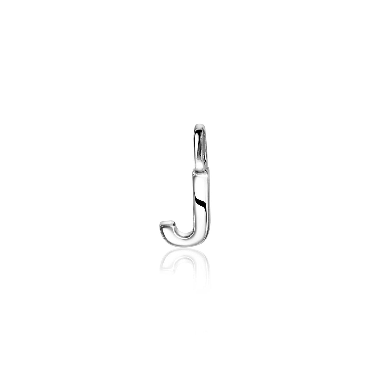 Zilveren hanger in de vorm van een letter J met een glanzende afwerking.