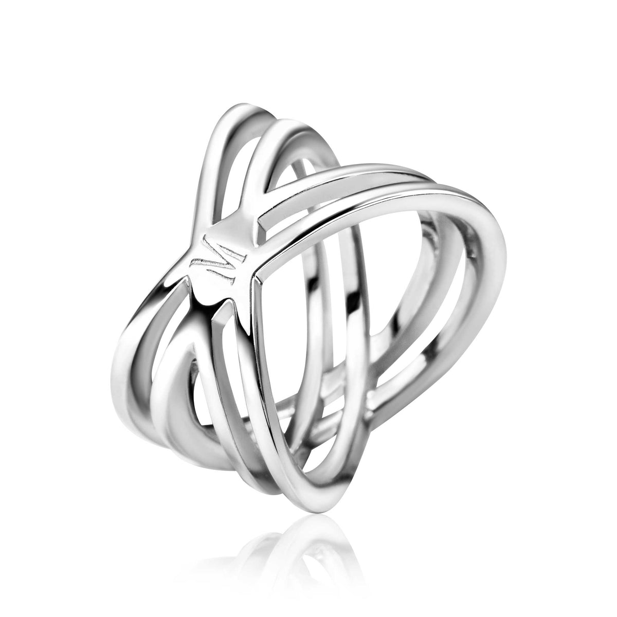 Zilveren ring met een speelse, overlappende ontwerp en een subtiele logo-detail.